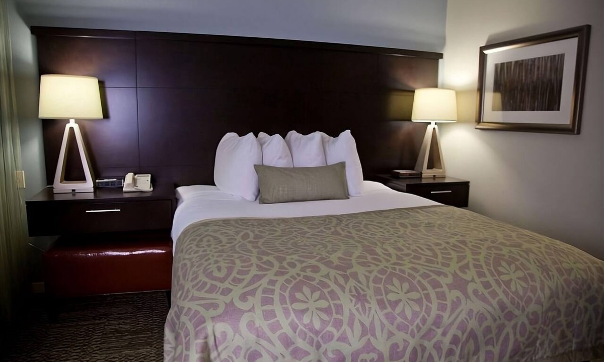 San Bruno Hotel | Linda Mar Beach Trip! 2 Relaxing Units, Free Breakfast, Kitchen, Outdoor Pool!