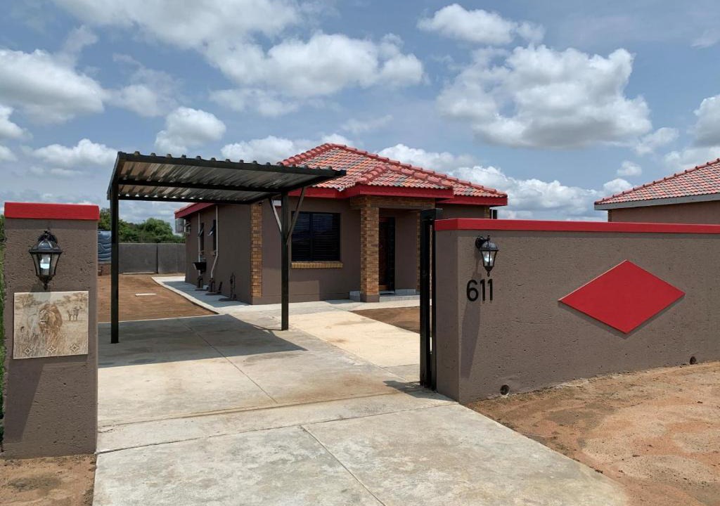Moses Kotane Apartment | Lion House, 3 bedroom House next to Pilanesberg and Sun City