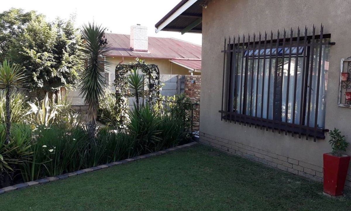 Middelburg House | Lisané accomodation. Comfortable spacious, simplicity.