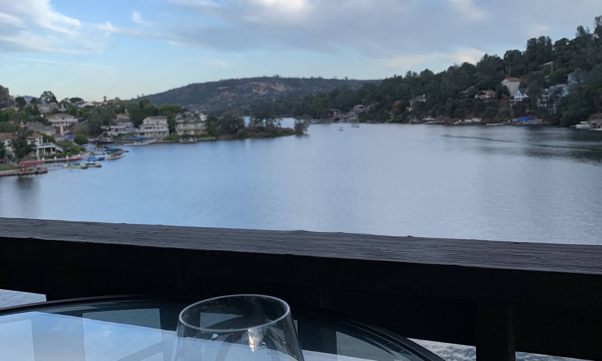Copperopolis House | Live❤️Love- LAKE TULLOCH ‘s BEST Waterfront Condo with Boat Dock FAMILY FUN! 😃