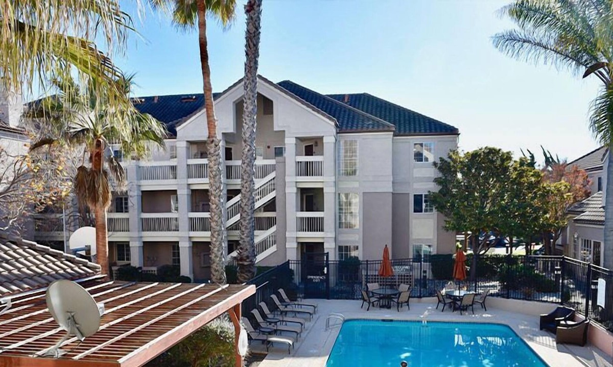 San Bruno House | Living the San Francisco Dream! 2 Relaxing Units, Free Breakfast, Kitchen!