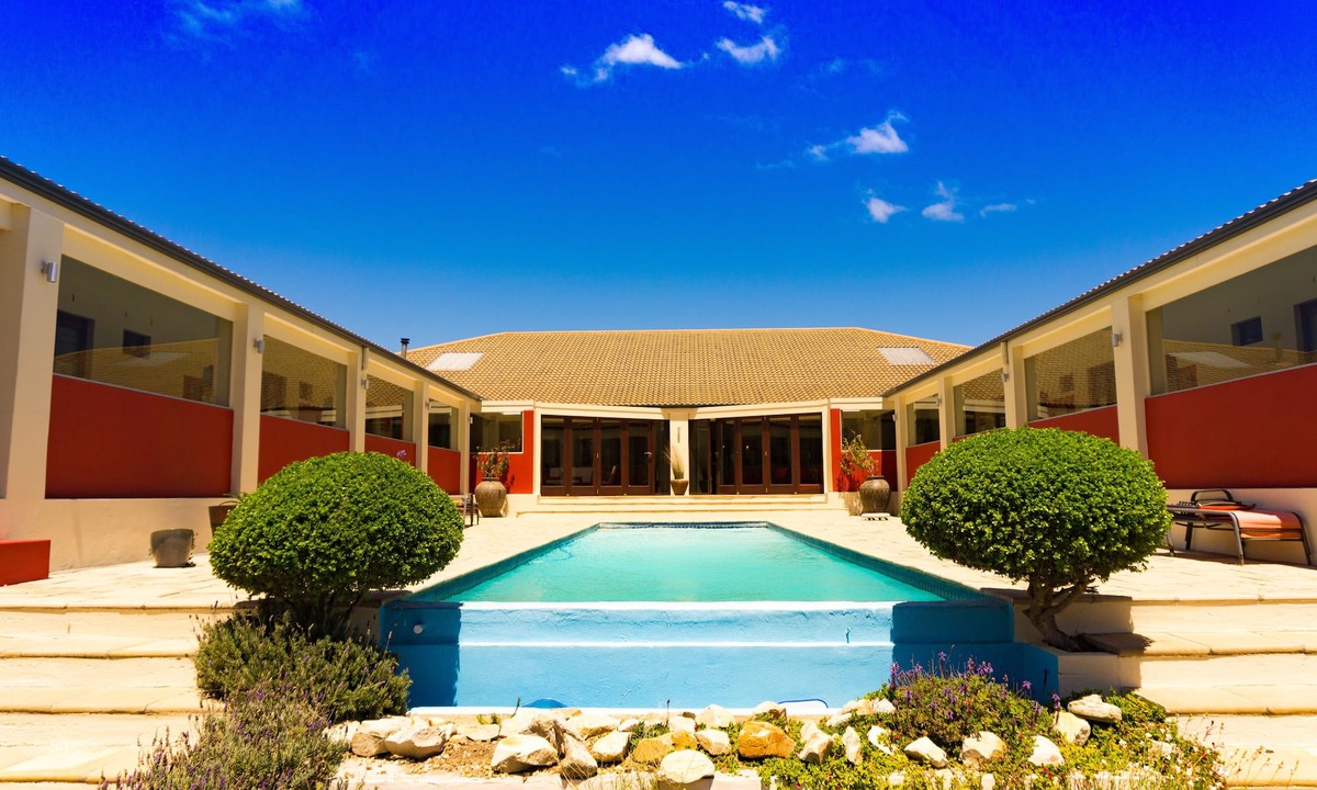 Pringle Bay House | Located in a Nature Reserve, you will get pampered and can relax.