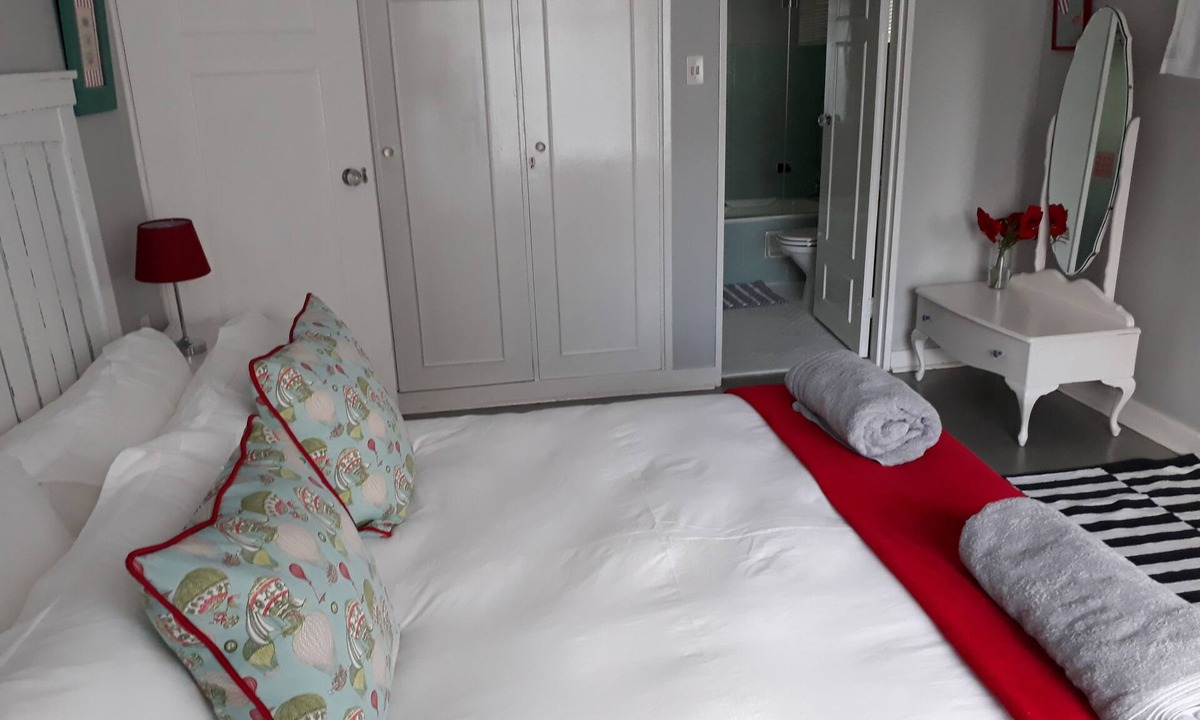 Morningside Apartment | Location, location, location and newly decorated with views