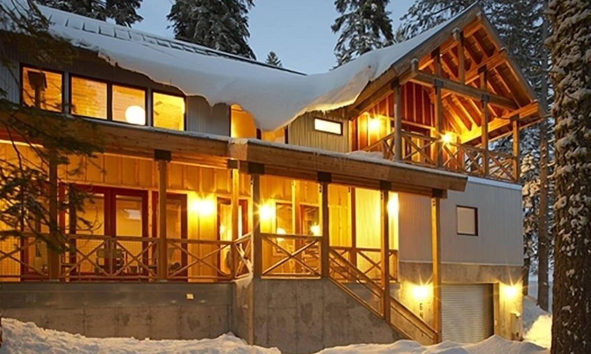 Serene Lakes House | Lodgepole Pine House an Ecologically Designed Vacation Home.