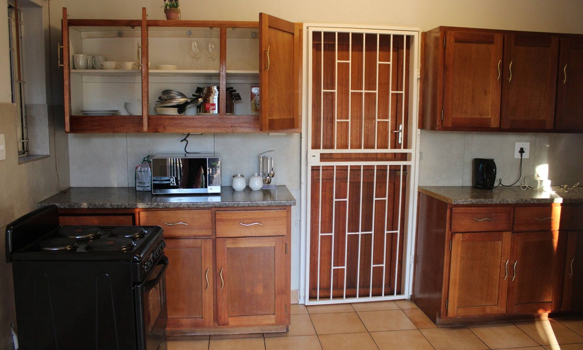 Pretoria North House | Lovely 2 Bed House 5min Walk To Pretoria North Mall Free Netflix