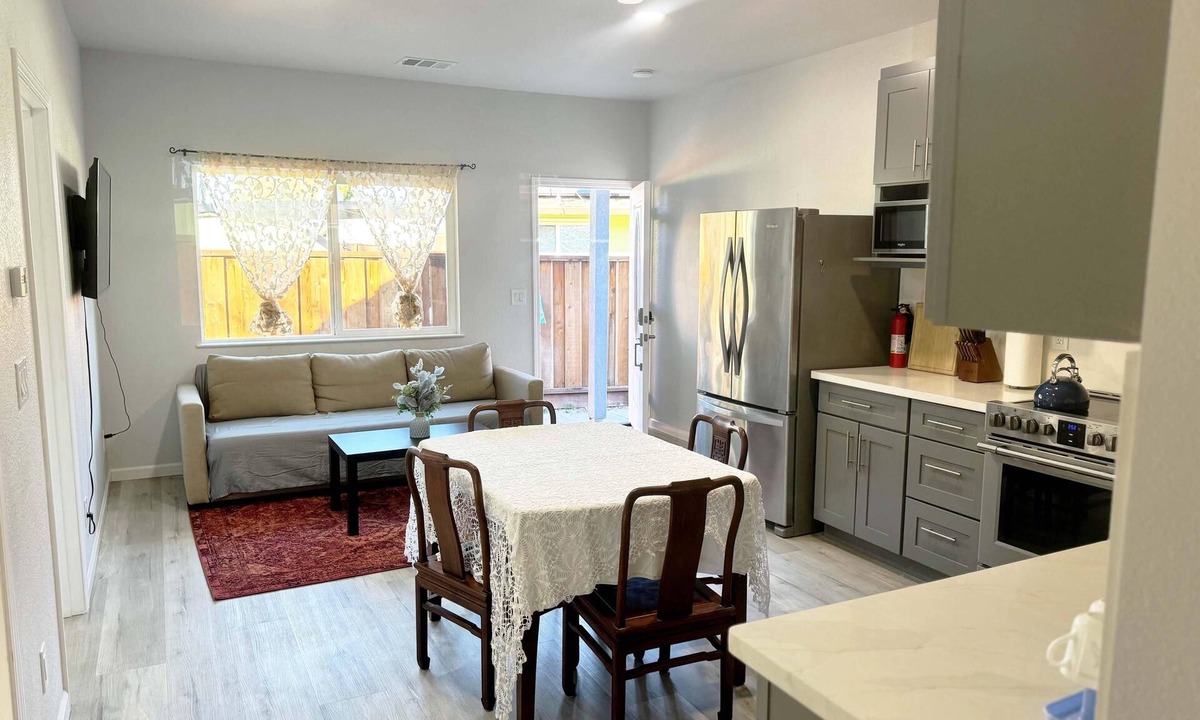Union City Apartment | Lovely 3-bedroom apartment with AC and WiFi in Union City