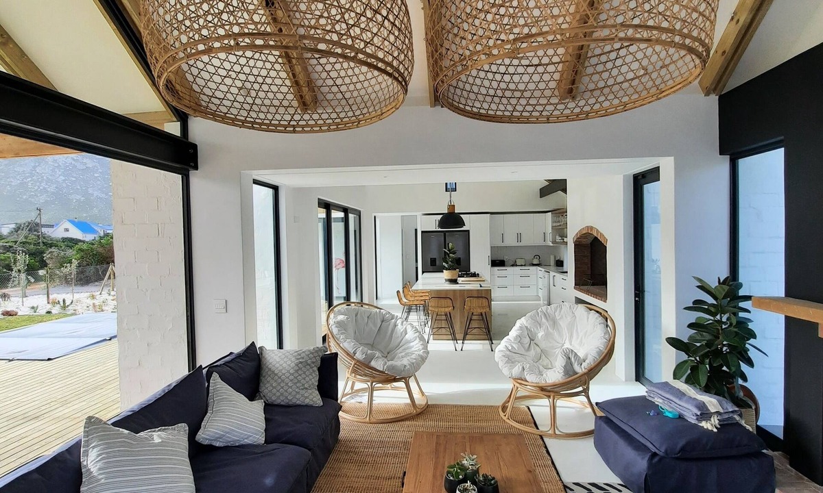 Pringle Bay House | Lovely 3 bedroom house within 5 minute walk from the beach