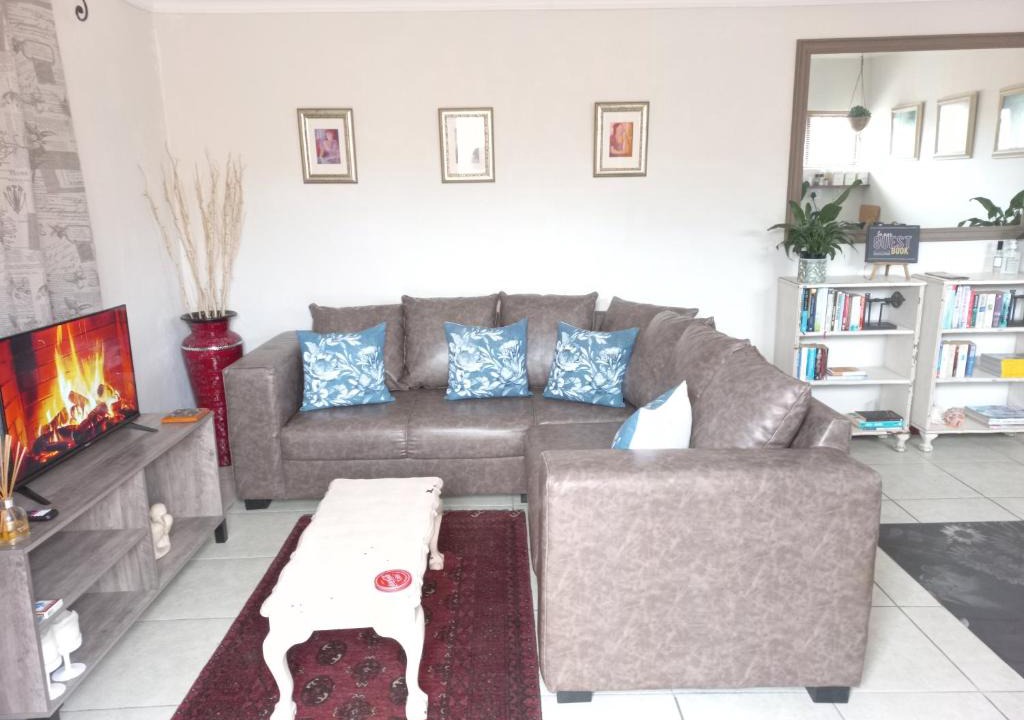 Jeffreys Bay Apartment | Lovely and spacious 1 bedroom unit