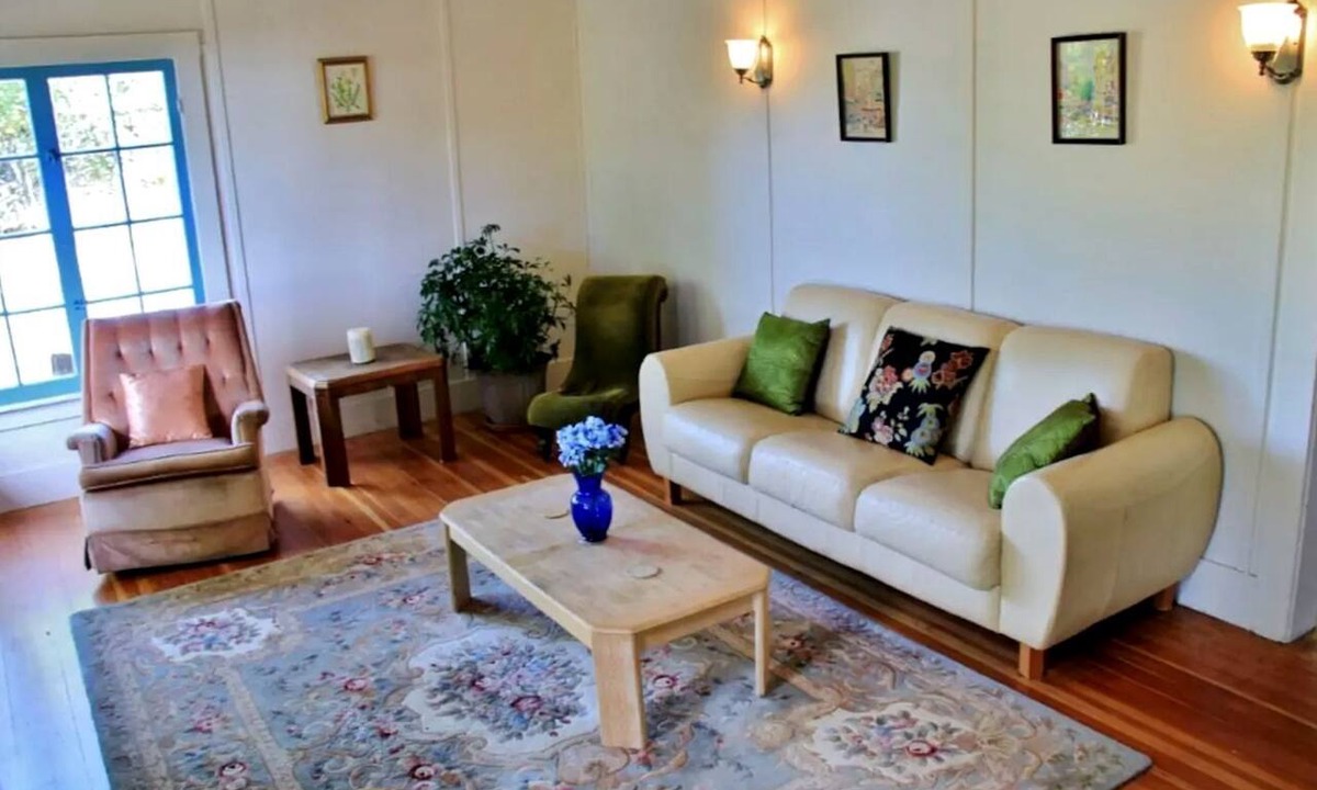 Geyserville Cabin | Lovely Cabin Retreat Ideal for Romantic Escape in Geyserville, California