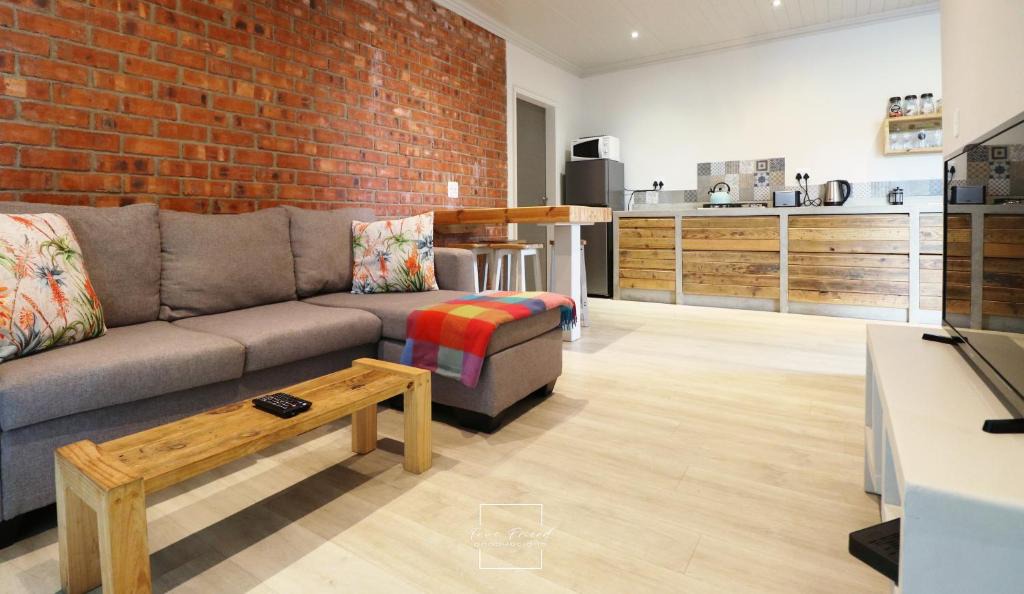 Cape Saint Francis Apartment | Lovely new flat near restaurants and beach with solar - free wifi and DSTV