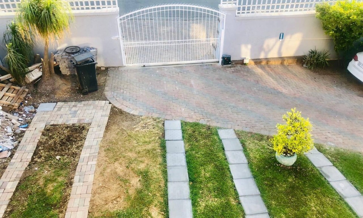 Randpark Ridge House | Lovely Studio Apartment sitting on a lovely acreage with natural man made rocks.