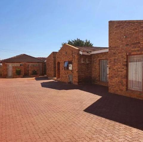 Kareeberg House | Lovers Way Guest House In Mafikeng
