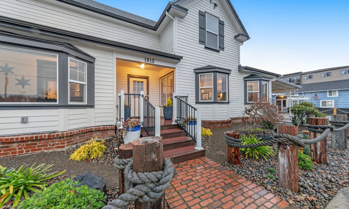 Florence House | Lovingly restored, century-old home with river view & saloon bar - prime locale