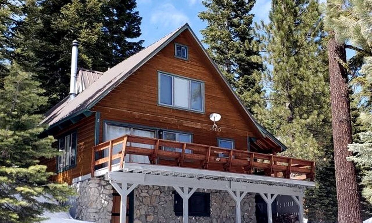 Bear Valley Cabin | Luminous Lake Cabin Perfect for Groups and Outdoor Activities in Bear Valley, California