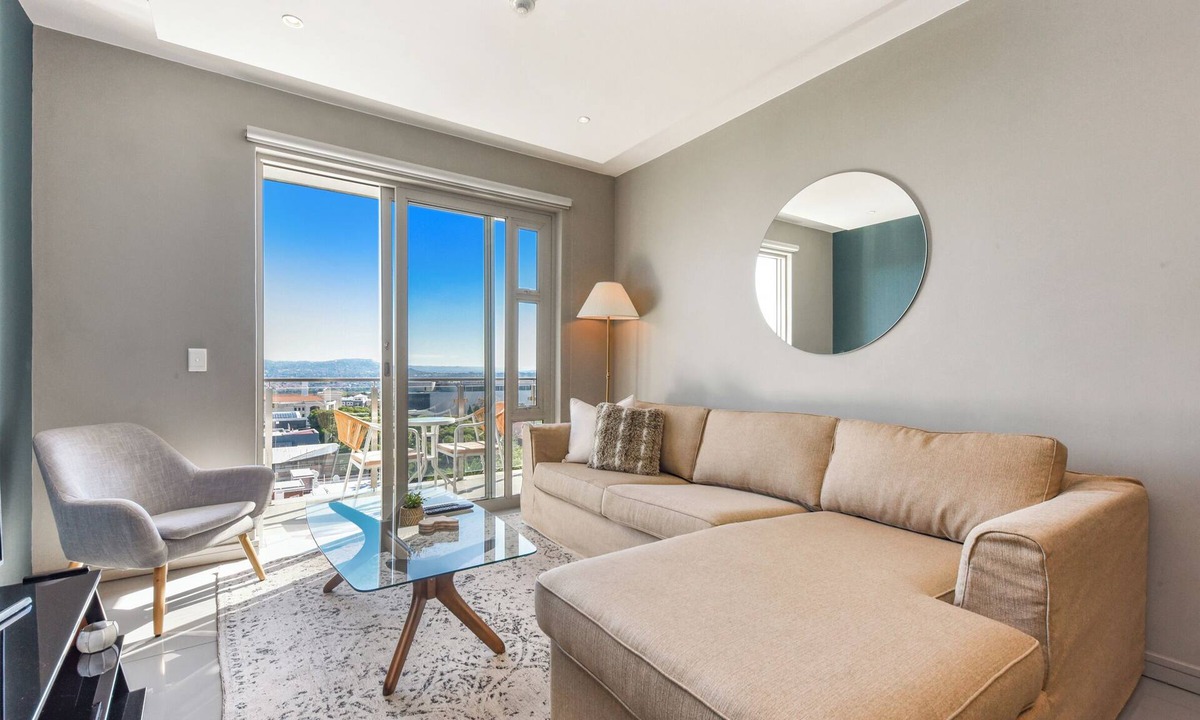 Greater Johannesburg Metropolitan Area Apartment | Luxe 2BR at The Tyrwhitt, Chic Rosebank Living