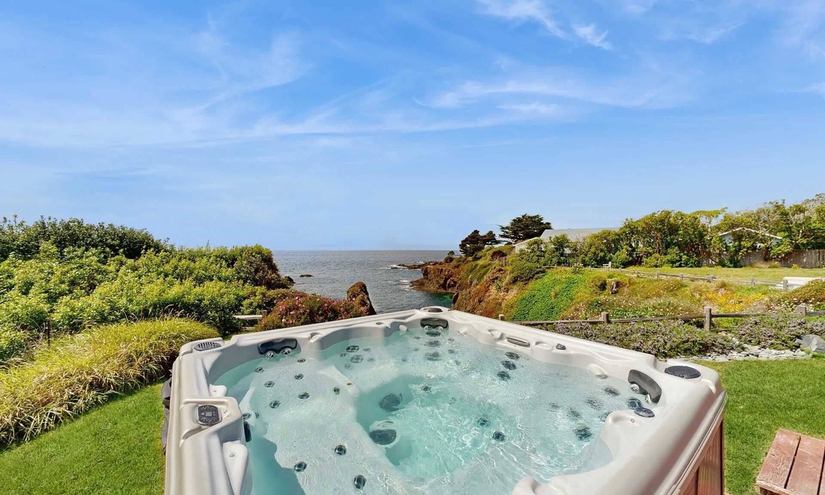 Mendocino House | Luxe Remodeled Oceanfront Home on the Bluff
