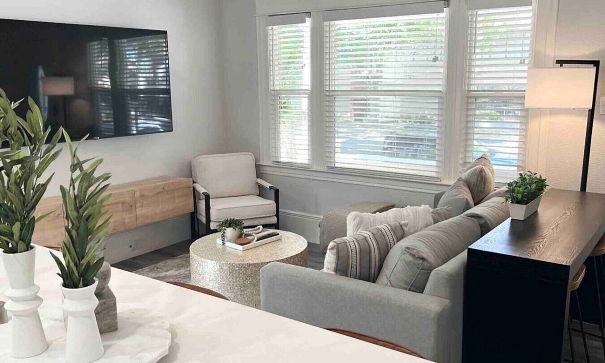 Downtown Sacramento Apartment | Luxe Victorian 2BR/2BA Downtown w/Serene Backyard
