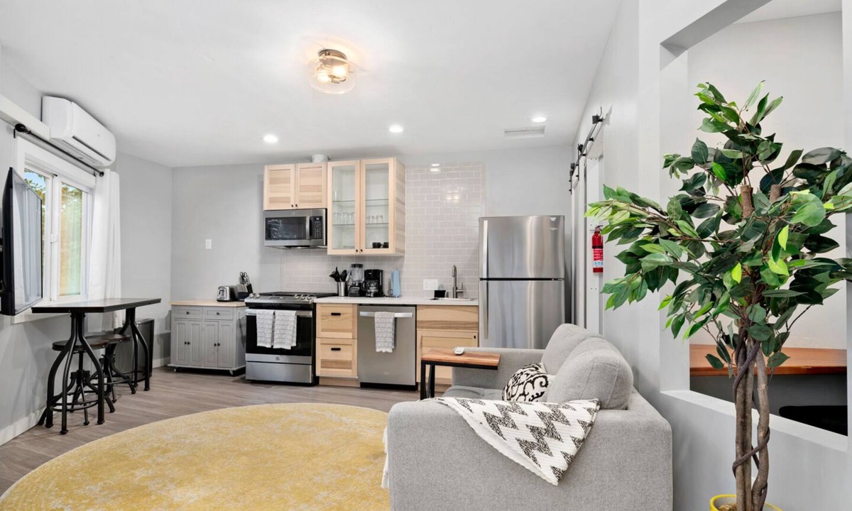 North Oak Park Apartment | Luxury 1BR Off Broadway