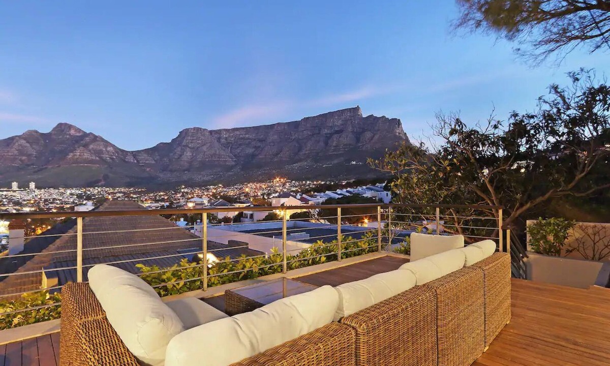 Cape Town City Centre Apartment | Luxury 2 bed Apartment l Pool + Mountain Views