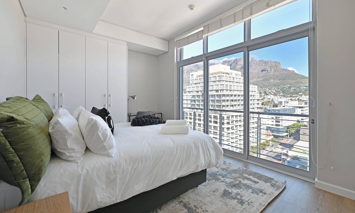 Cape Town City Centre Apartment | Luxury 2-Bedroom Retreat with City & Table Mountain Views!