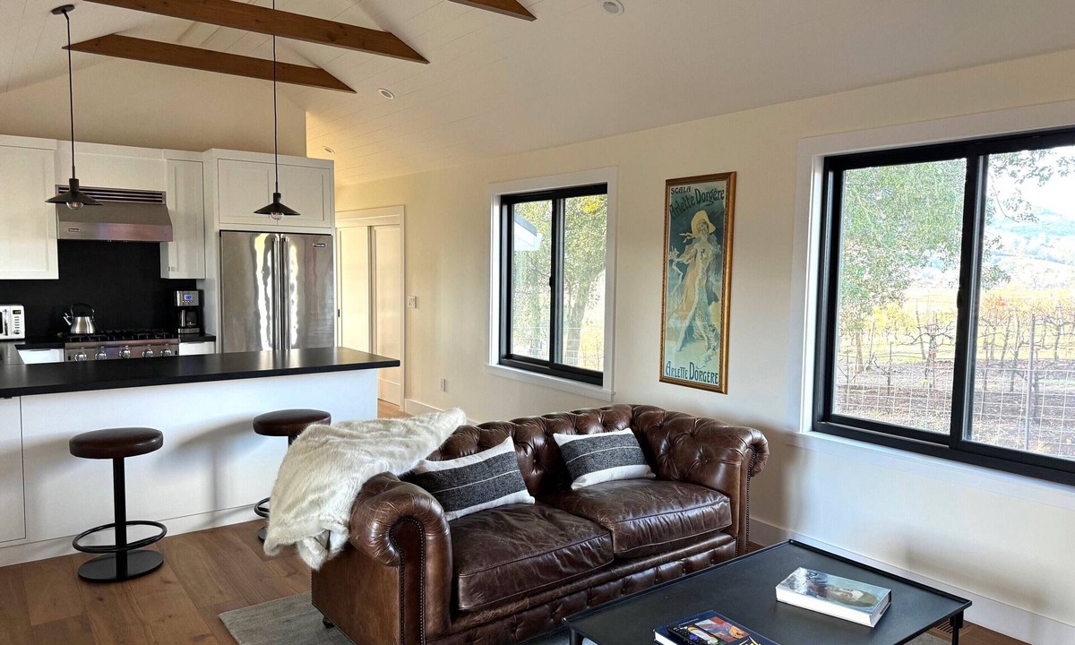 Geyserville Cottage | Luxury 2-br cottage on 30-acre vineyard property in enchanting Healdsburg