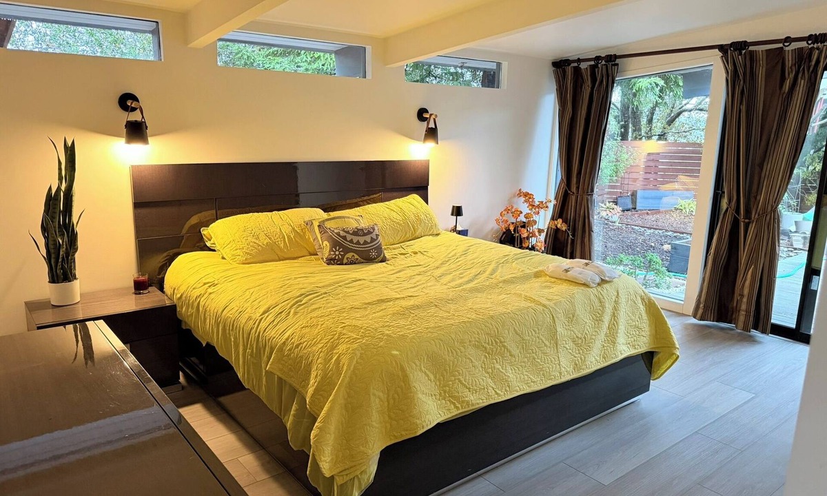 Highlands-Baywood Park House | Luxury 4BR Eichler Near SFO & Biotech Hub with Hot Tub &Massage Chair