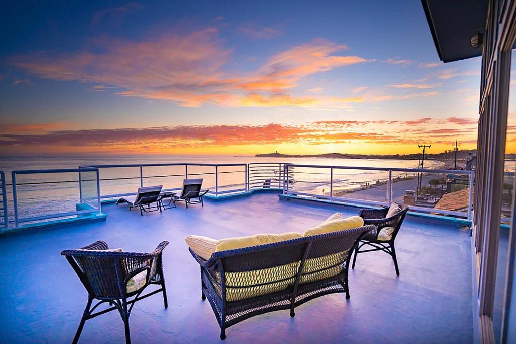 El Granada House | Luxury Beachfront Penthouse Walk to the Beach Restaurants Entertainment