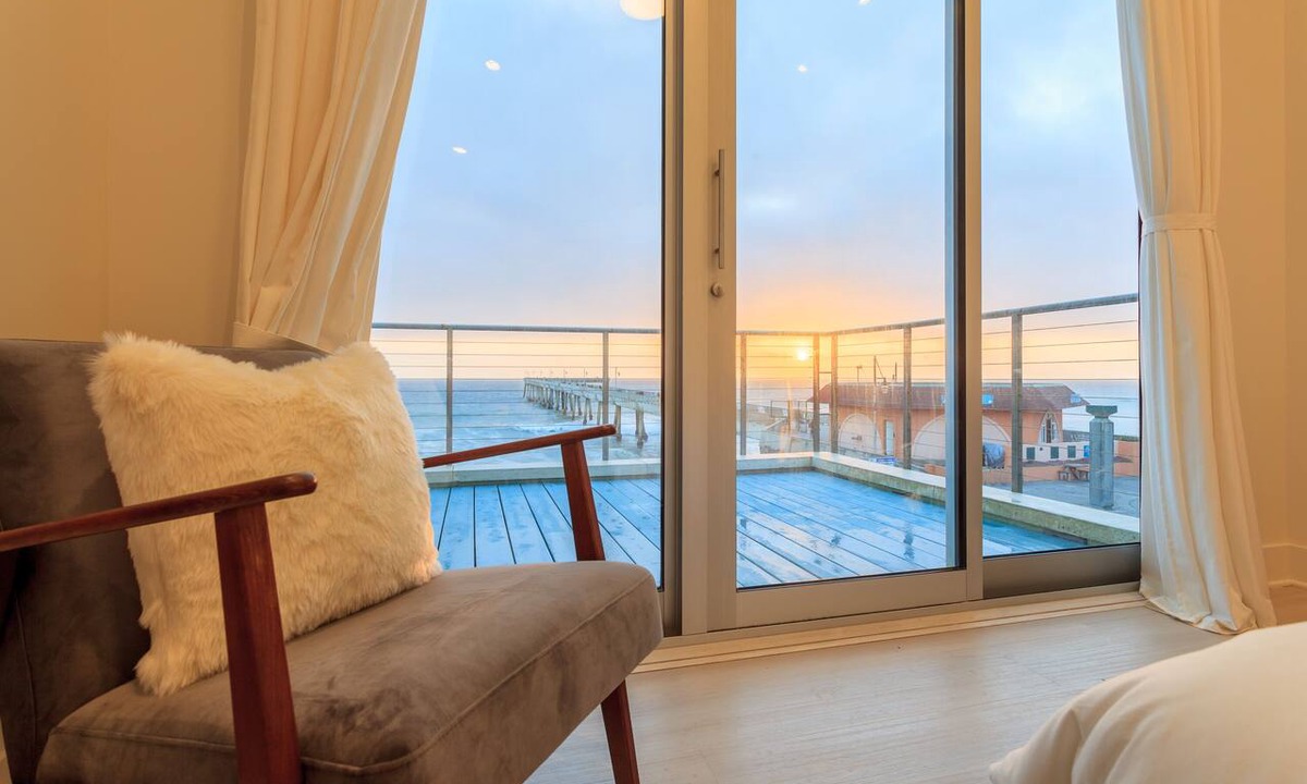 Sharp Park Condo | Luxury Beachfront Penthouse near SF (3)