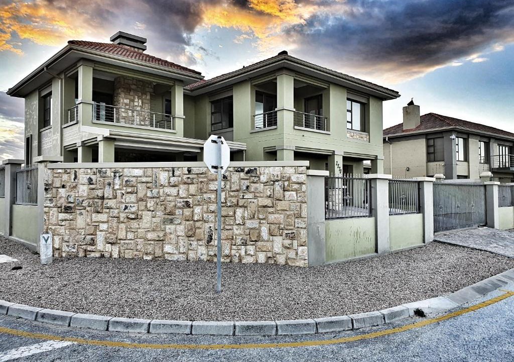 Wilderness Beach Apartment | Luxury Beachhouse Villa II