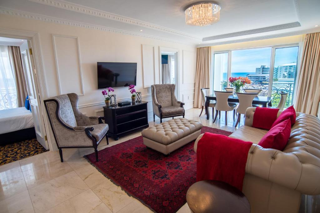 Three Anchor Bay Apartment | Luxury Cape Town Apartment (2 Bedroom)