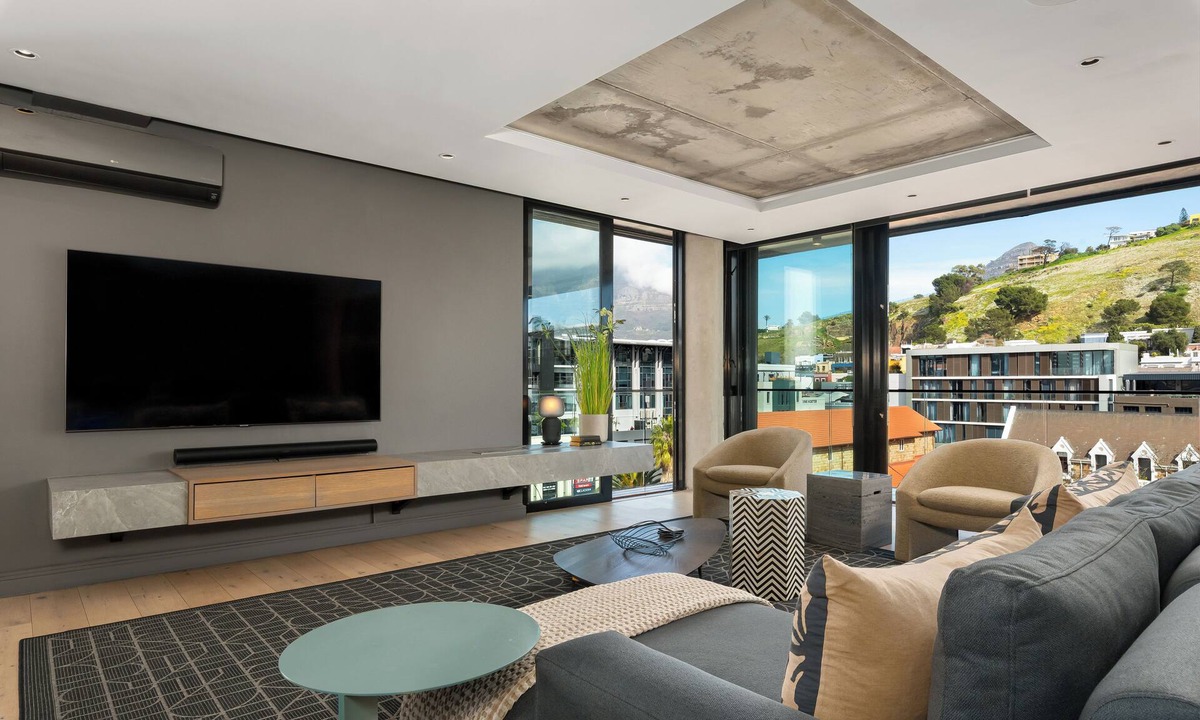 Cape Town City Centre Apartment | Luxury De Waterkant Apartment with Private Hot Tub