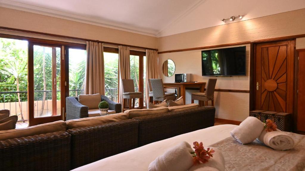 Middelburg House | LUXURY EN-SUITE ROOM WITH LOUNGE @ 4 STAR GUEST HOUSE