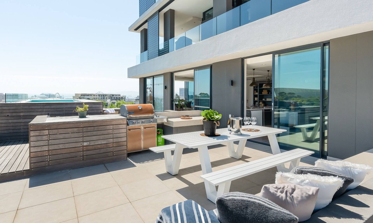 Green Point Apartment | Luxury Penthouse-Living | Pool Deck | BBQ | Views