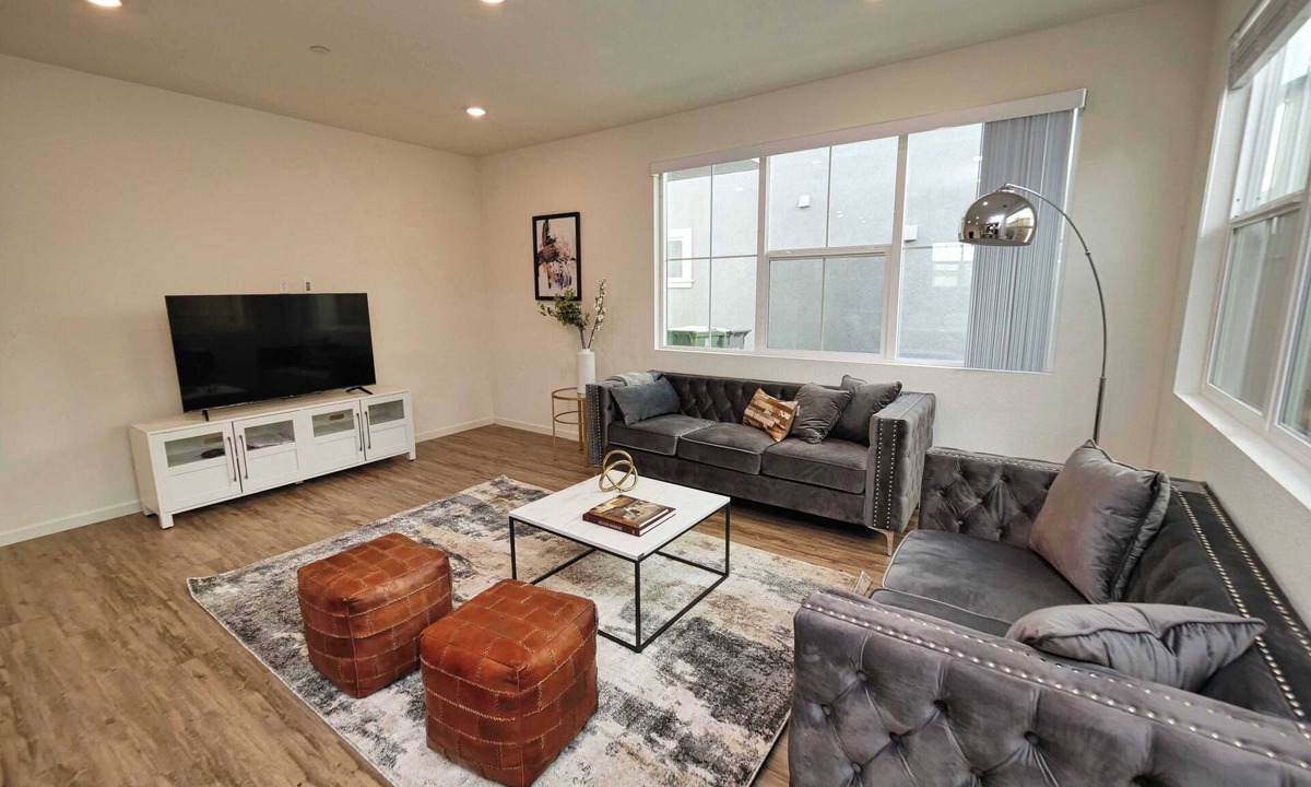 Folsom House | Luxury Retreat 4BR - Dedicated Workspace｜Fenced Backyard｜Flexible Lease #41616