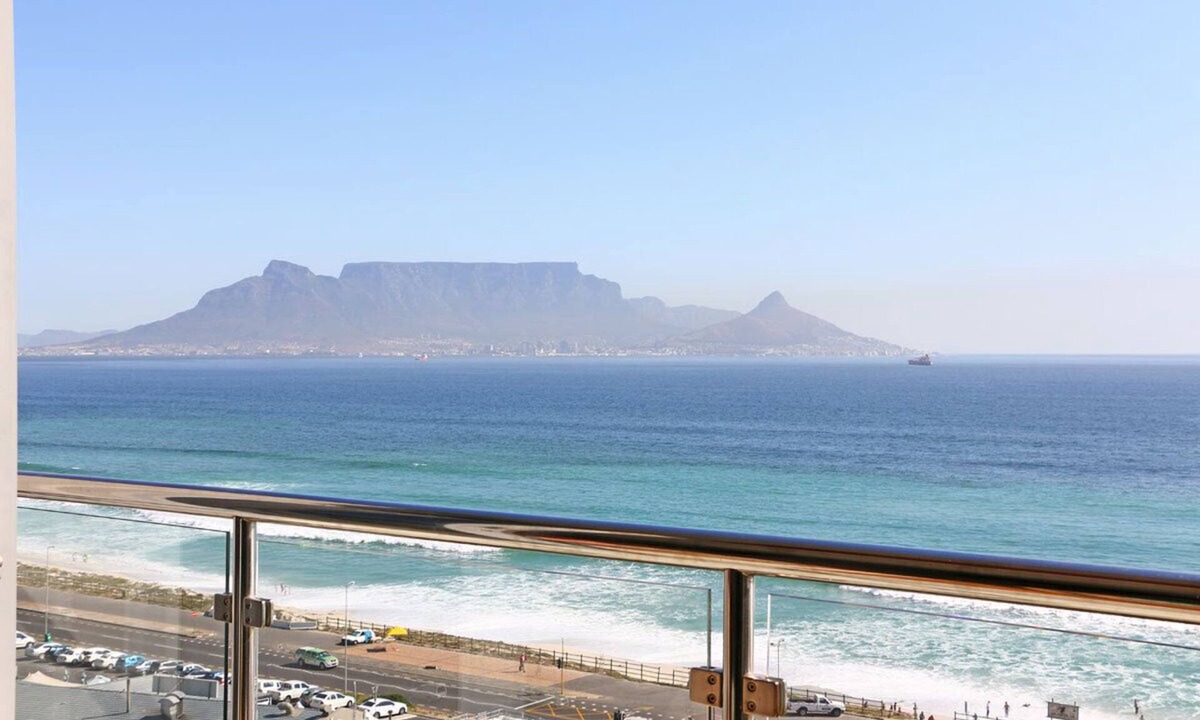 Bloubergstrand Apartment | Luxury Unit with iconic breathtaking views of Table Mountain & Robben island.