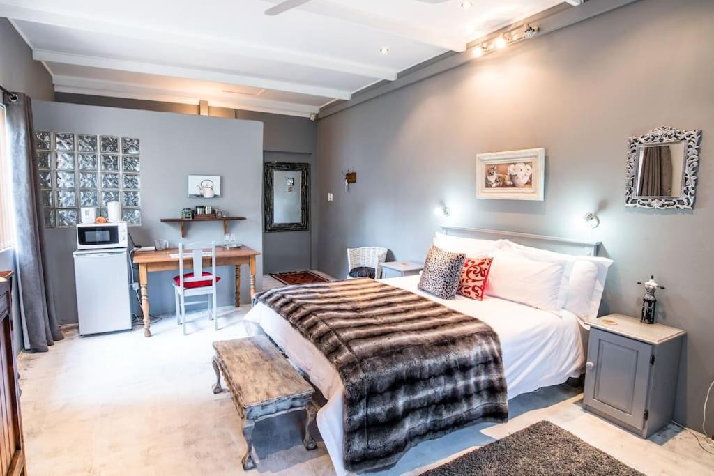 Robertson House | Mabet & Gabriella Guest Rooms