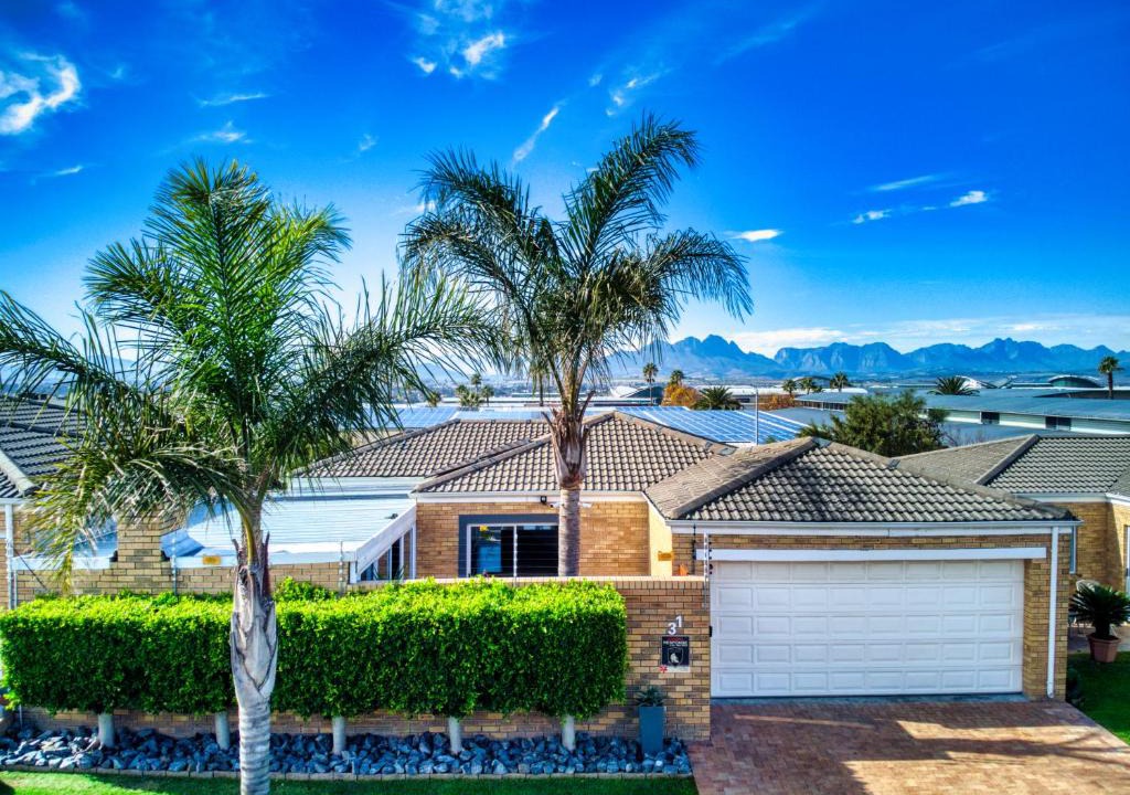 Brackenfell Villa | Magnificent Villa Load-Shedding Free!