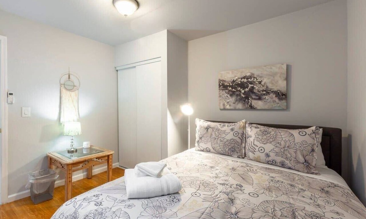 El Granada Cottage | Marbella Lane - 2BR Guest House Dtwn RWC Pking