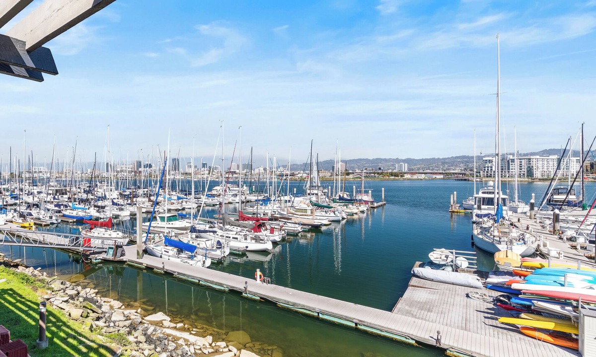Oakland Hotel | Marina Village Inn