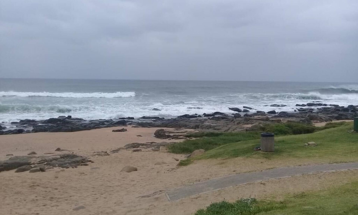 Umhlali Beach Apartment | Mdoni Tranquility is 1 km from Salt Rock Beach. In a Secure gated Complex