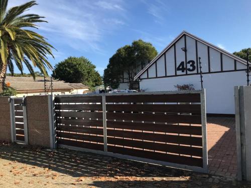 Eikenbosch House | MELJAA GROUP Guesthouse