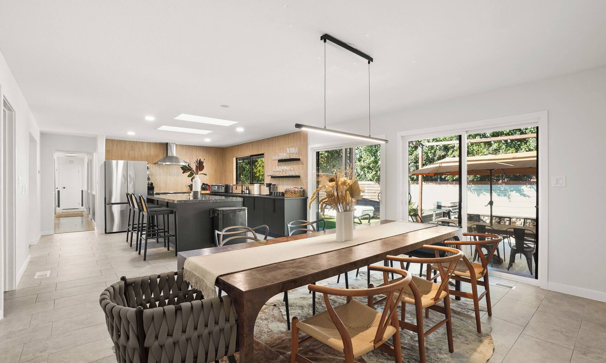 Napa House | Mid Century Modern Retreat in Napa with 4 Bedrooms and Spacious Backyard