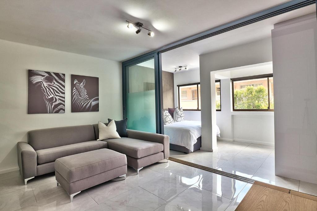 Three Anchor Bay Apartment | Middlehof