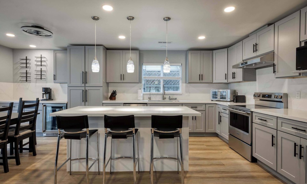 Edenvale House | Modern 4BR Home, Sleeps 9, Near Silicon Valley