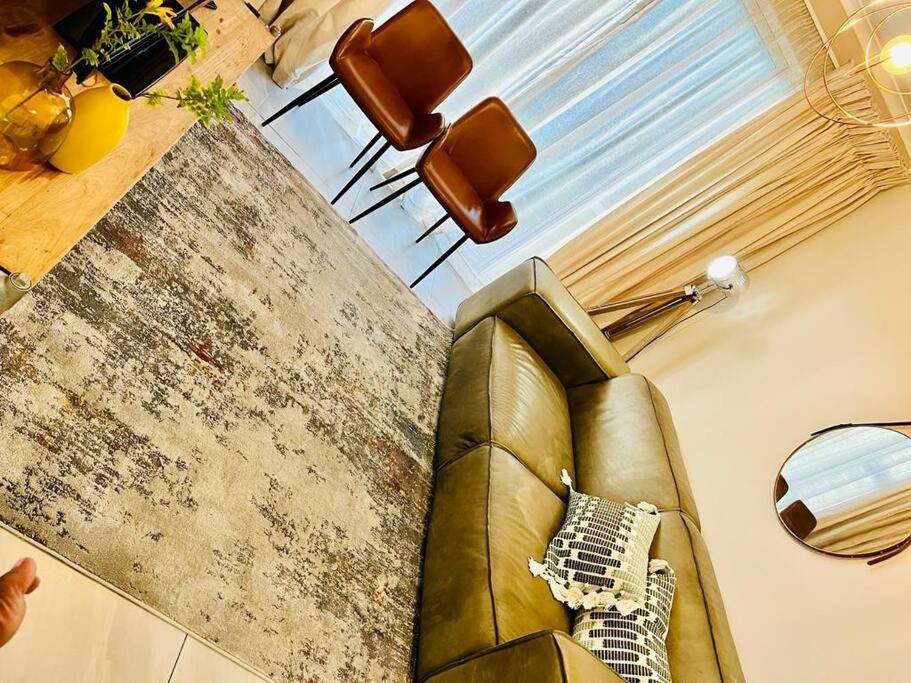 Pinelands Apartment | Modern charm in Pinelands