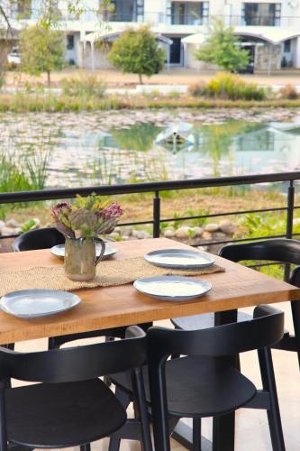 Cape Winelands House | Modern Family Golf Lodge in Winelands Paradise