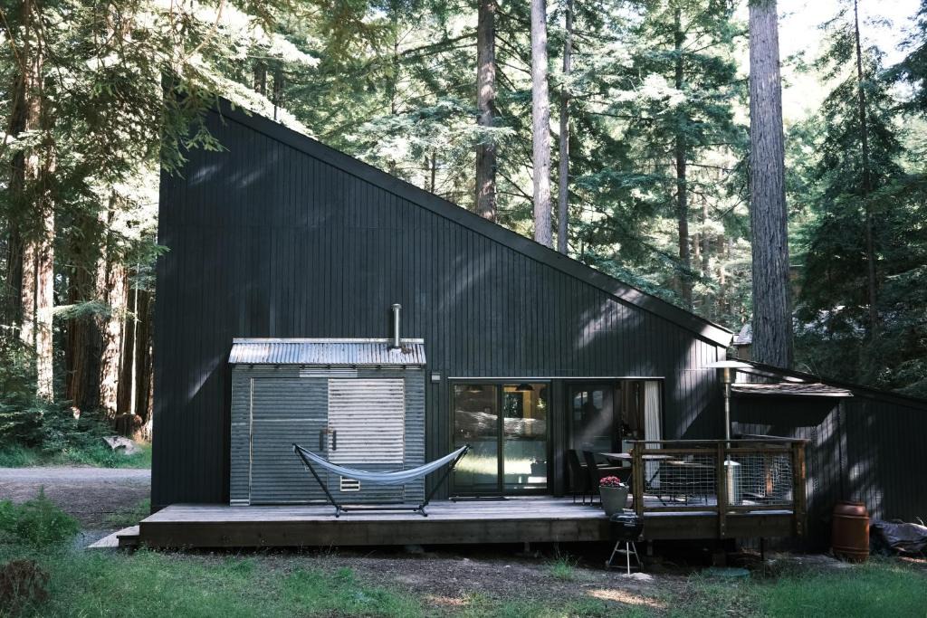 Occidental House | Modern House w. Fast Internet in 1 Acre Land