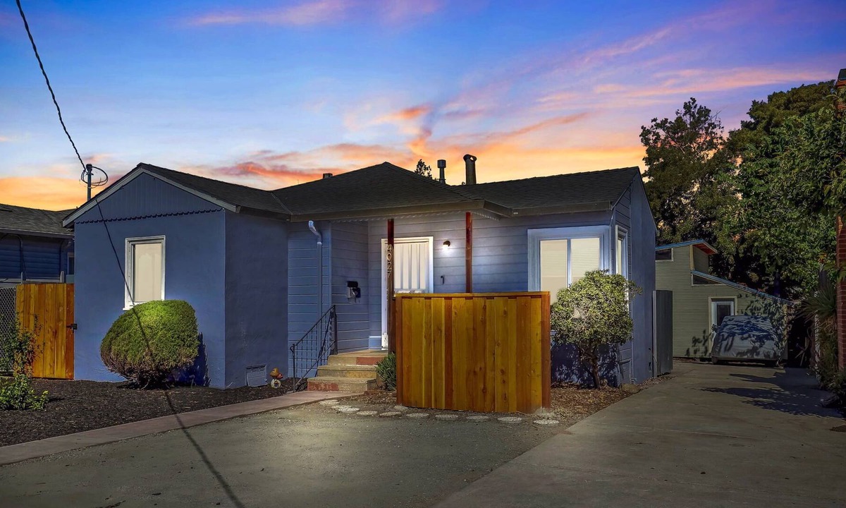 Oakland House | Modern local artist home with big yard, close to freeway