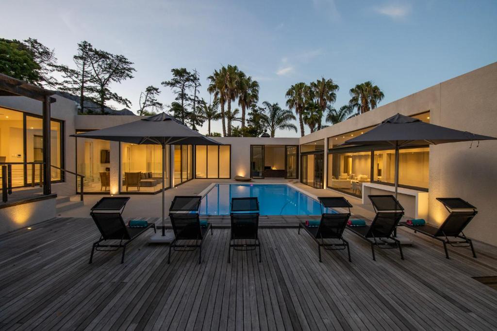 Steenberg Estate House | Modern luxury 6 bedroom home in Constantia