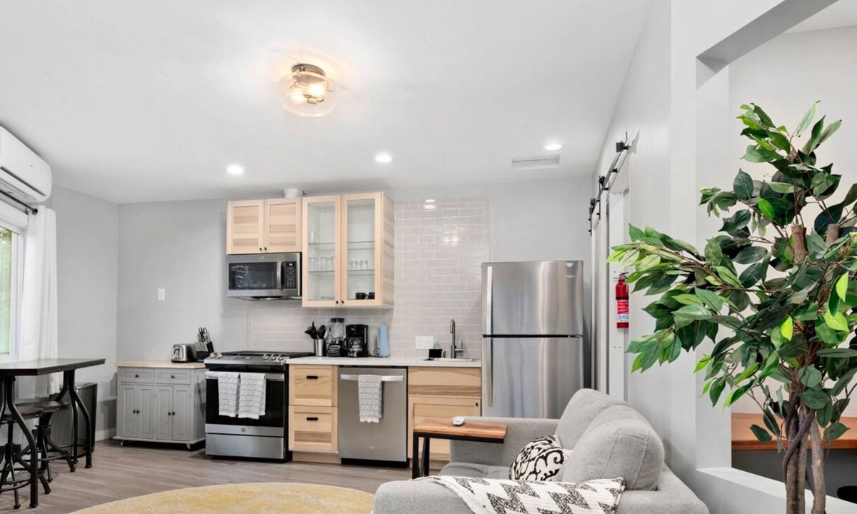 North Oak Park Apartment | Modern Luxury - Private Entrance and Fully Loaded